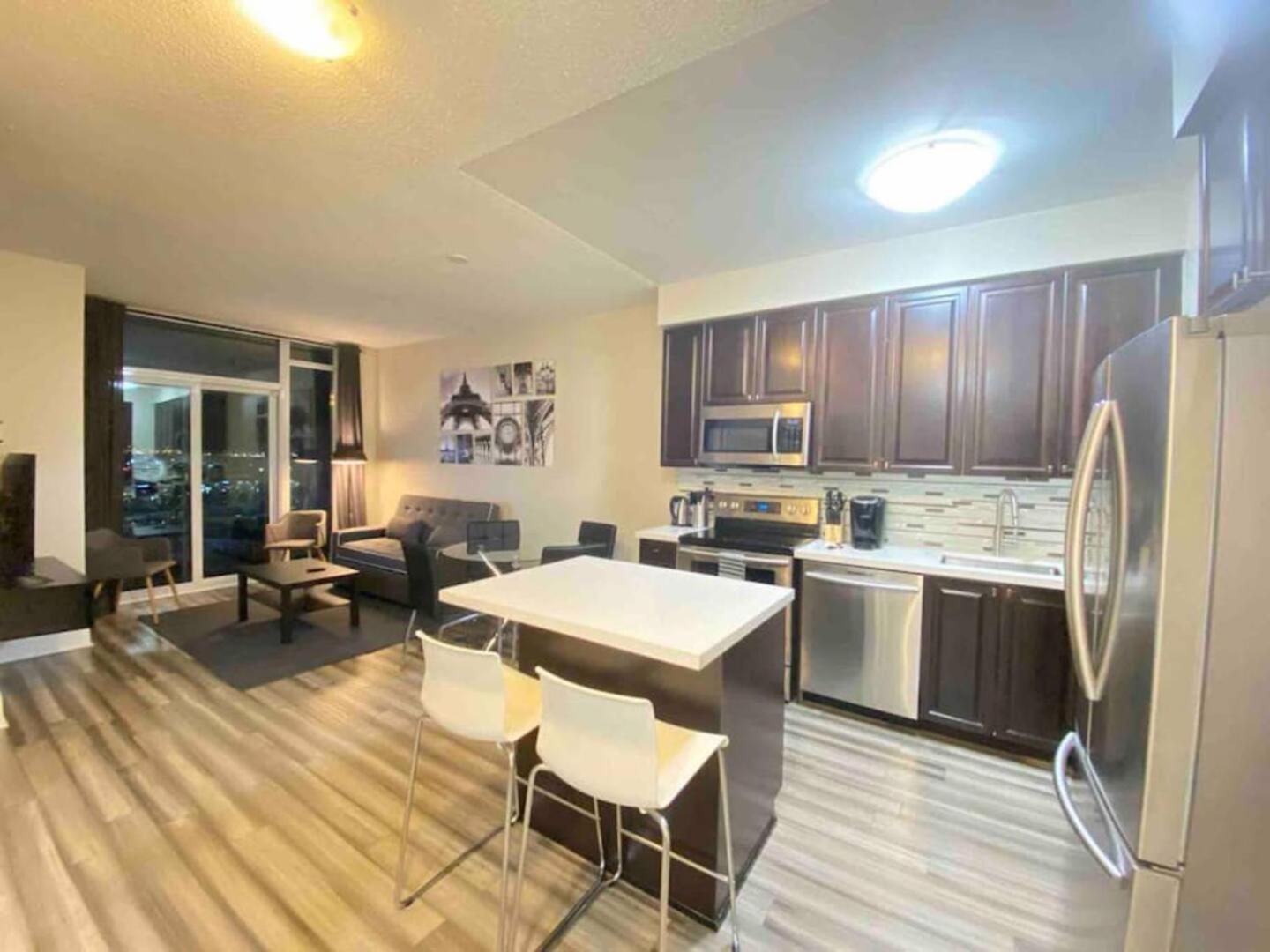 Luxurious 1 Bedroom Den, 1 Bath Condo Square One Mississauga Bagian luar foto